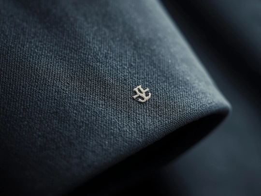 精緻低調的袖口微標Logo刺繡特寫